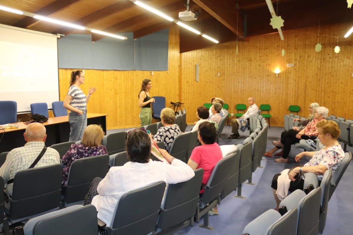 Charla sobre el programa Acompañando-T en el centro Santa Emerenciana